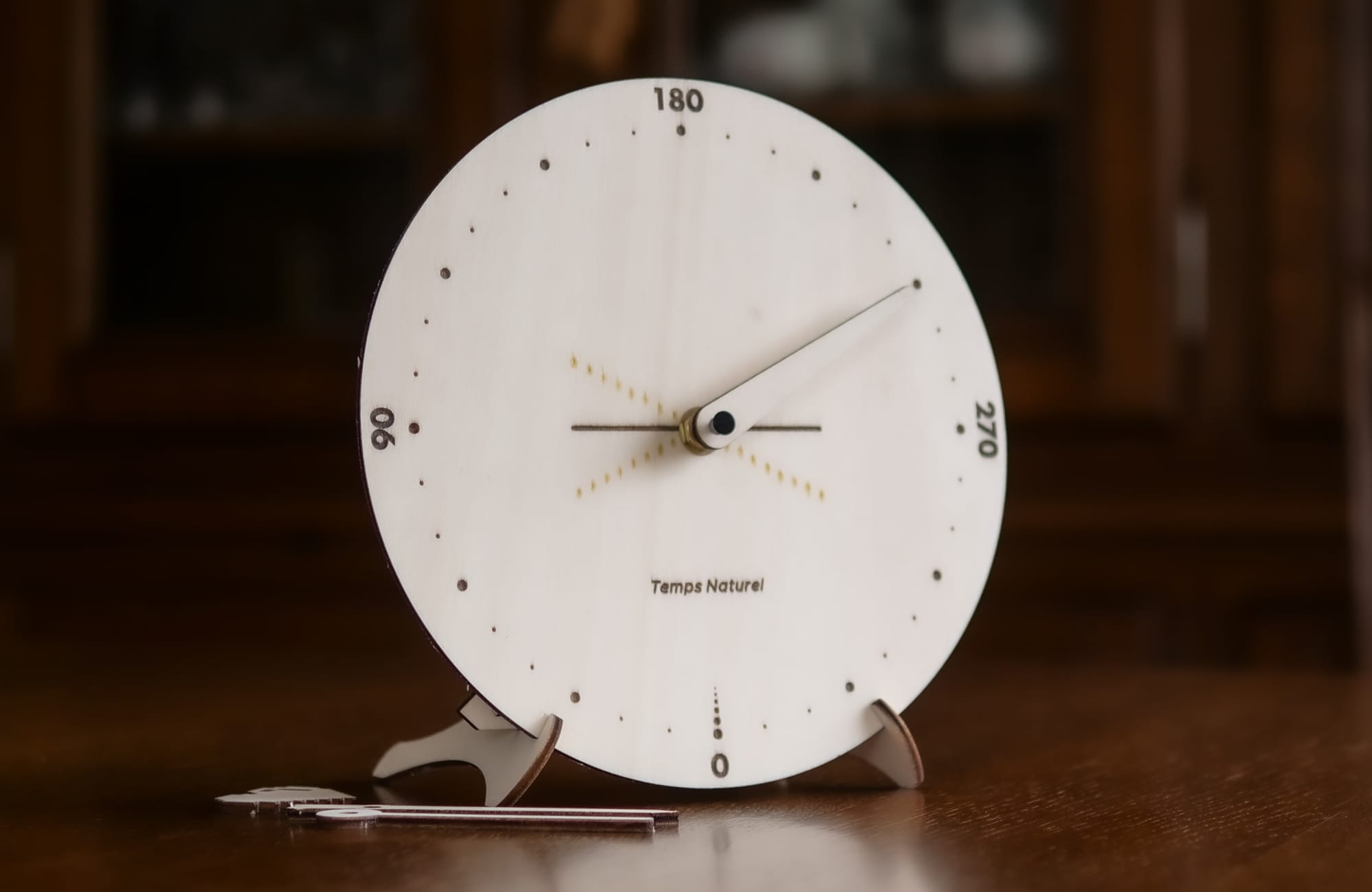 Quand Isabelle peint sur les horloges de Biquette... STRATOSPHÈRE