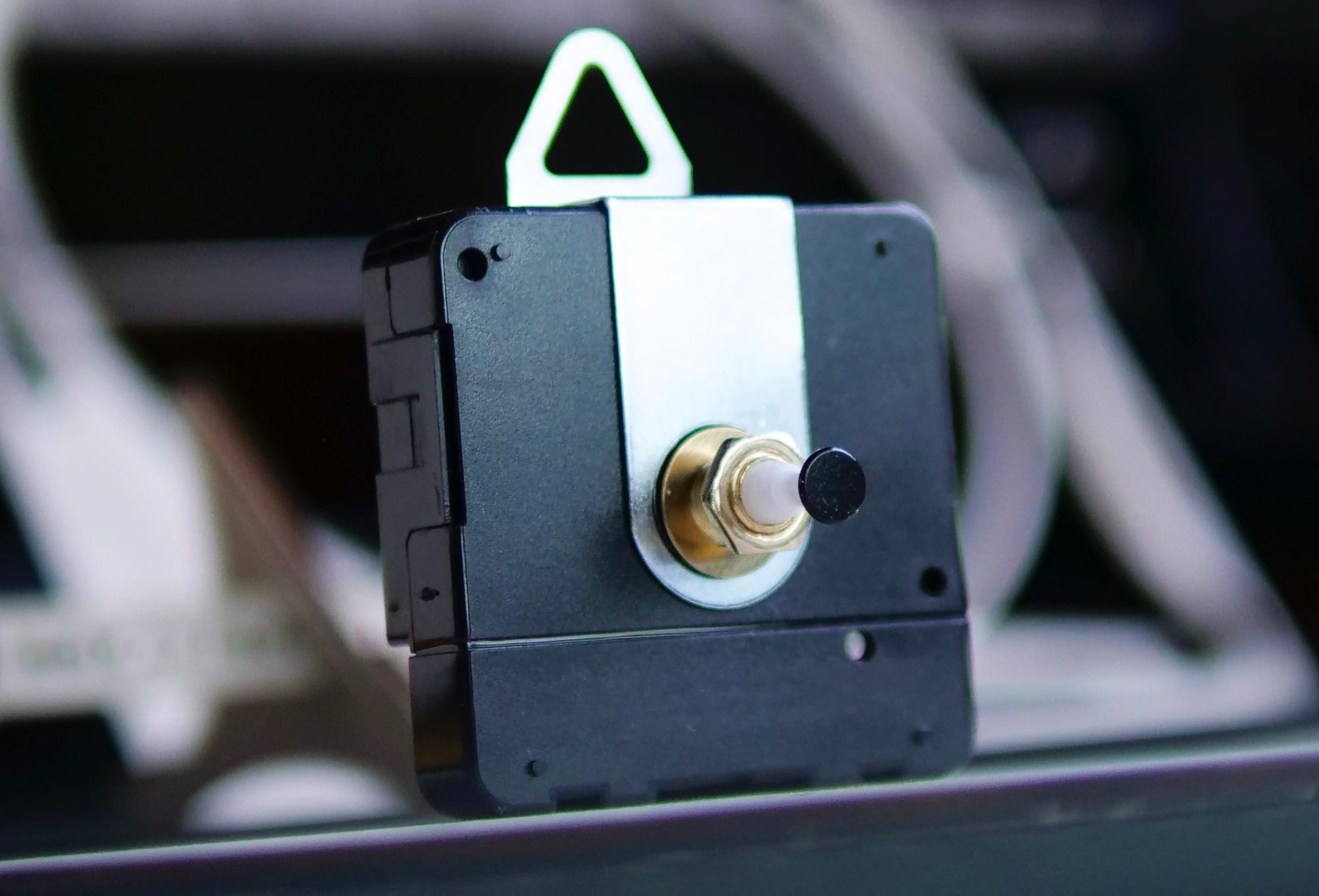 Quand Isabelle peint sur les horloges de Biquette... STRATOSPHÈRE